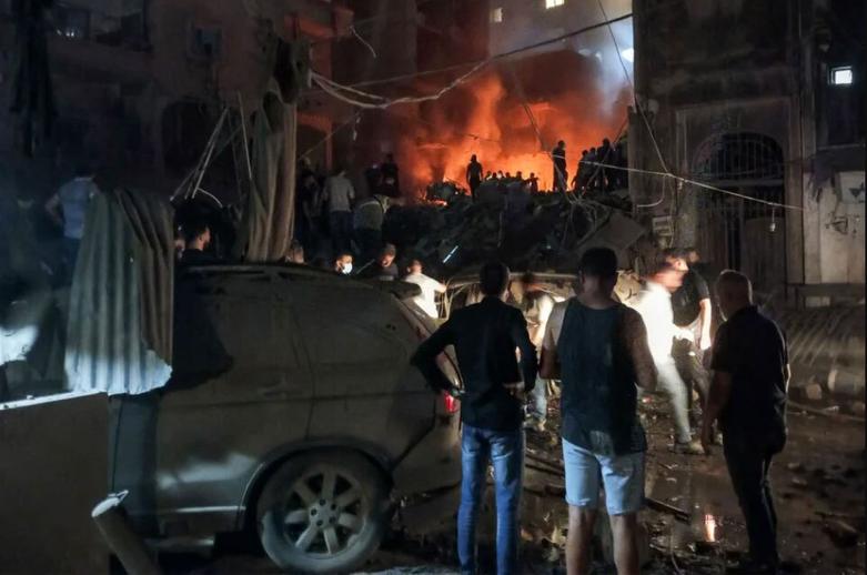 دیدنی های امروز؛ از آوارهای بیروت تا جشنواره هندوها بمباران ساختمان های مسکونی بیروت