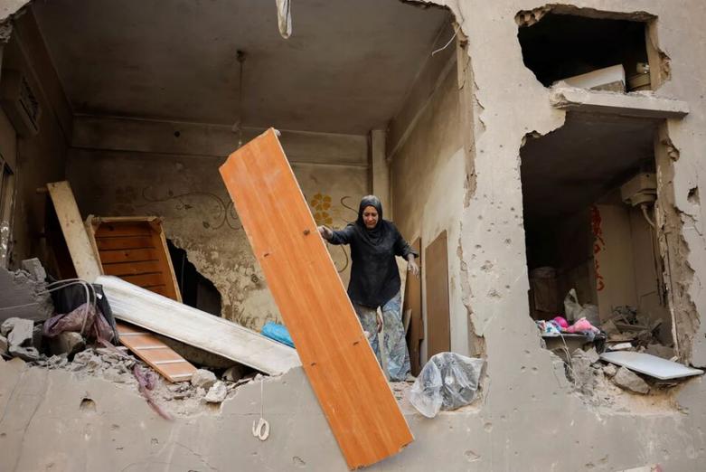 دیدنی های امروز؛ از آوارهای بیروت تا جشنواره هندوها بمباران ساختمان های مسکونی بیروت