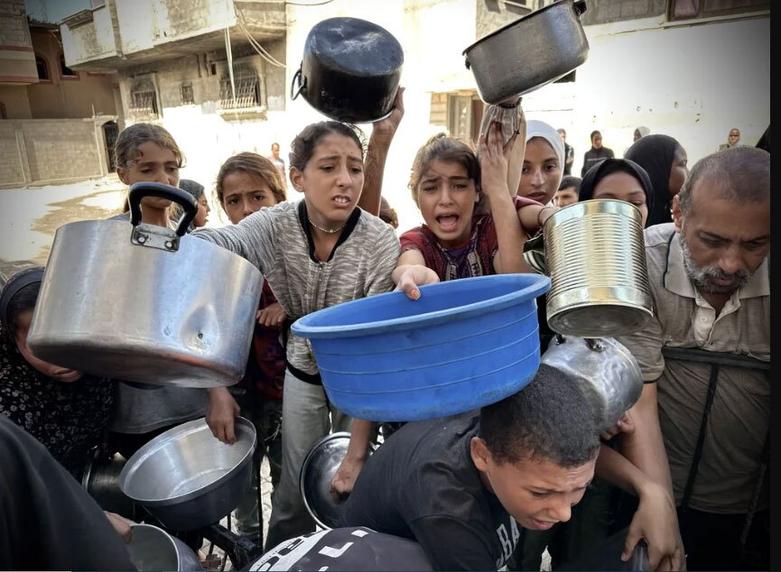 دیدنی های امروز؛ از آوارهای بیروت تا جشنواره هندوها یک مرکز توزیع غذا در خان یونس نوار غزه