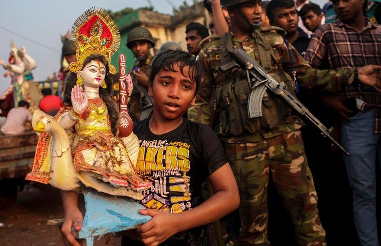 هندوها در روز پایانی جشنواره "دورگا پوجا" در شهر داکا بنگلادش