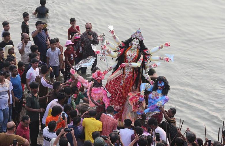 هندوها در روز پایانی جشنواره "دورگا پوجا" در شهر داکا بنگلادش
