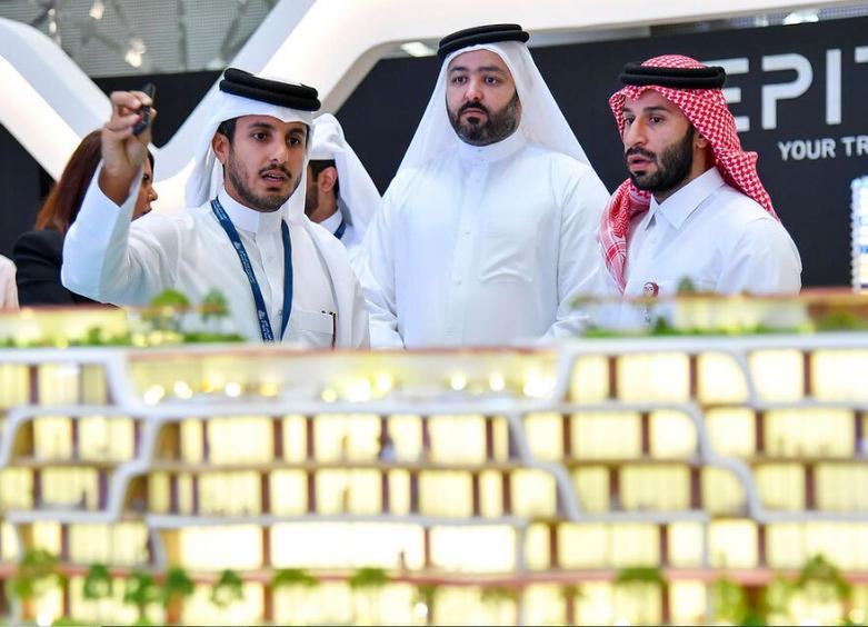 یک فروشنده در نمایشگاه املاک و مستغلات "Cityscape Qatar 2024
