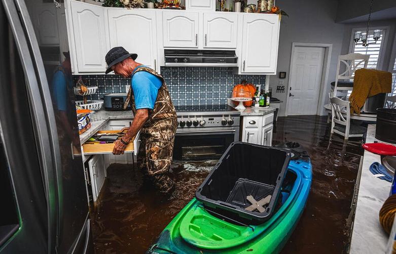 نفوذ آب به داخل خانه ها در پی توفان میلتون
