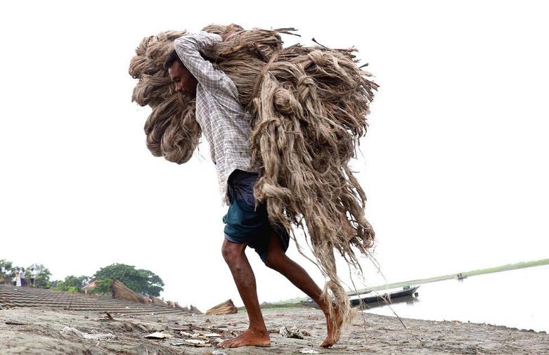 کارگری در حال حمل نخ جوت در "جمالپور"