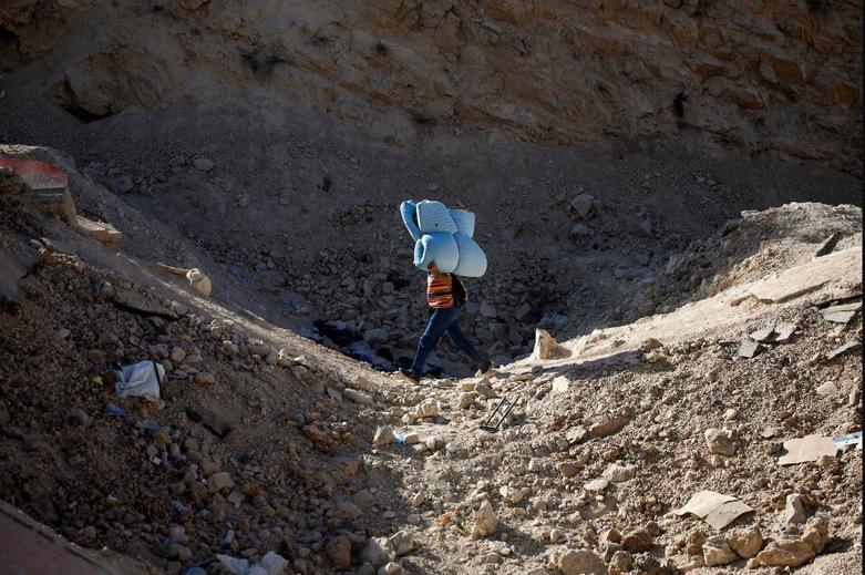 عبور دشوار شهروندان سوری و لبنانی از جاده مواصلاتی