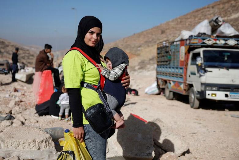 عبور دشوار شهروندان سوری و لبنانی از جاده مواصلاتی