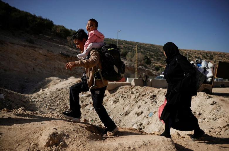 عبور دشوار شهروندان سوری و لبنانی از جاده مواصلاتی