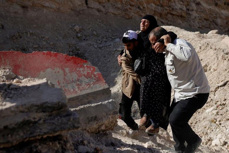 عبور دشوار شهروندان سوری و لبنانی از جاده مواصلاتی