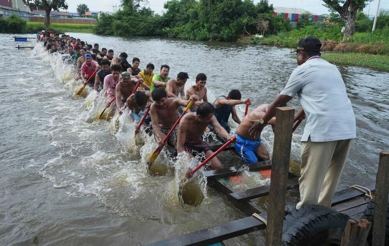 مردان جوان کامبوجی مهارت های قایقرانی