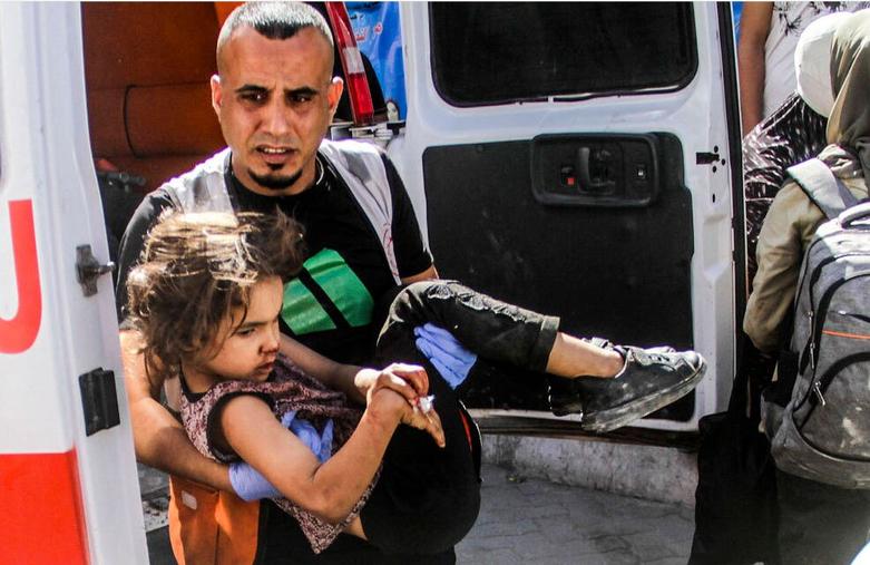 انتقال کودکان زخمی از بمباران اسرائیل 