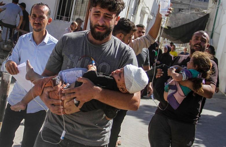 انتقال کودکان زخمی از بمباران اسرائیل 