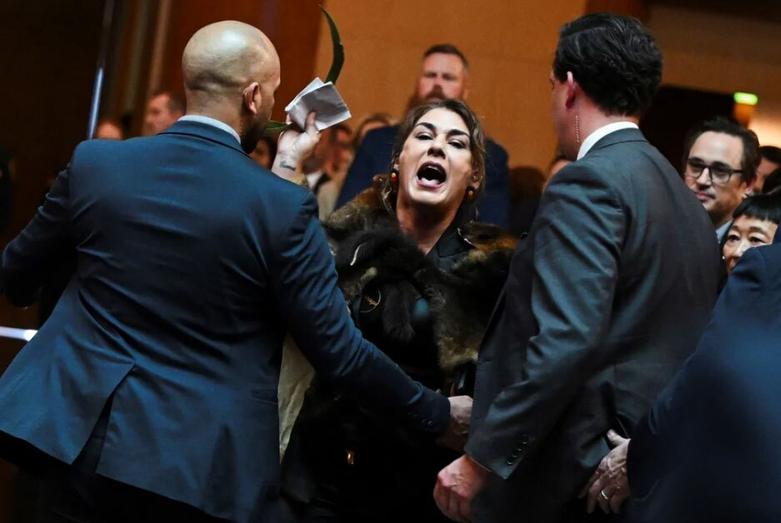 اعتراض سناتور بومی تبار استرالیا