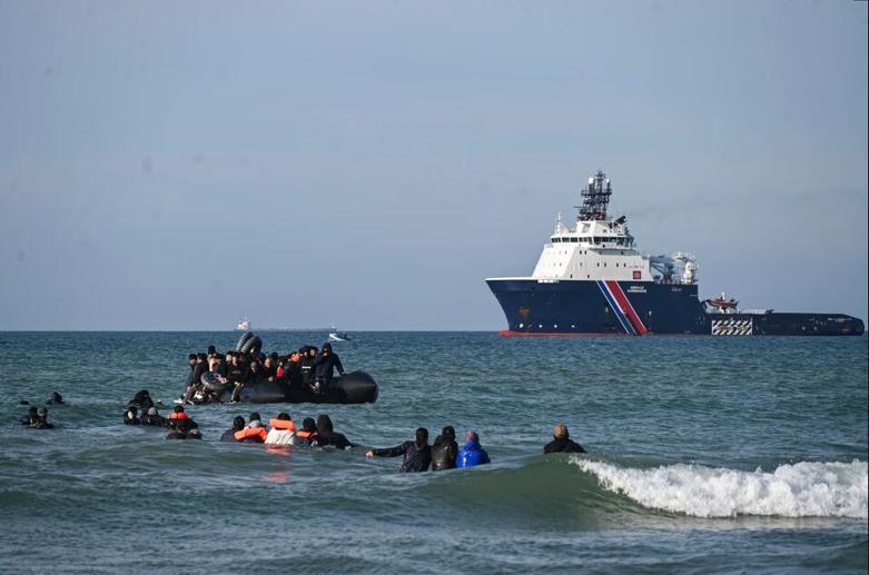 پناهجویان در مسیر کانال دریایی انگلیس
