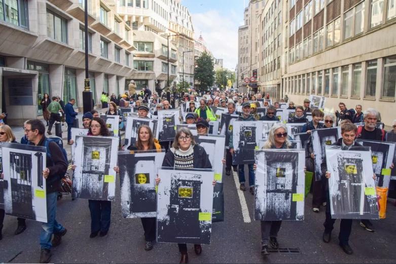 تظاهرات فعالان در مقابل وزارت دادگستری انگلیس در لندن