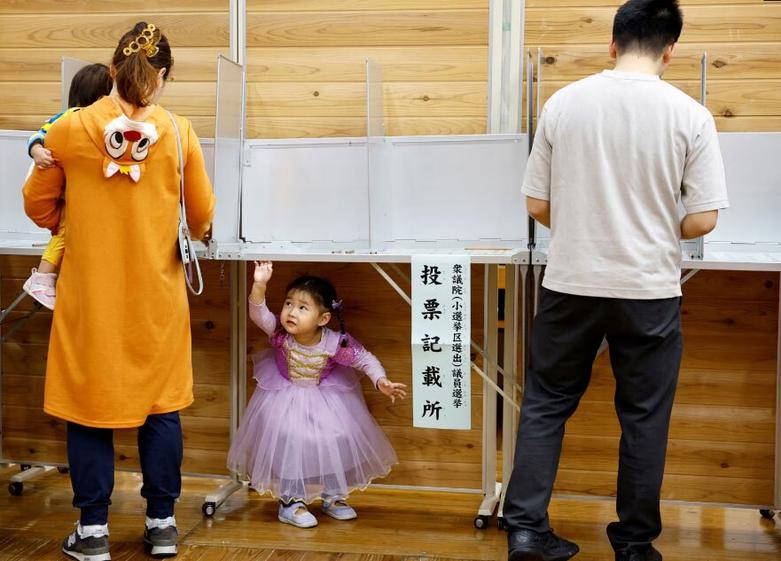 یک حوزه رای گیری در توکیو