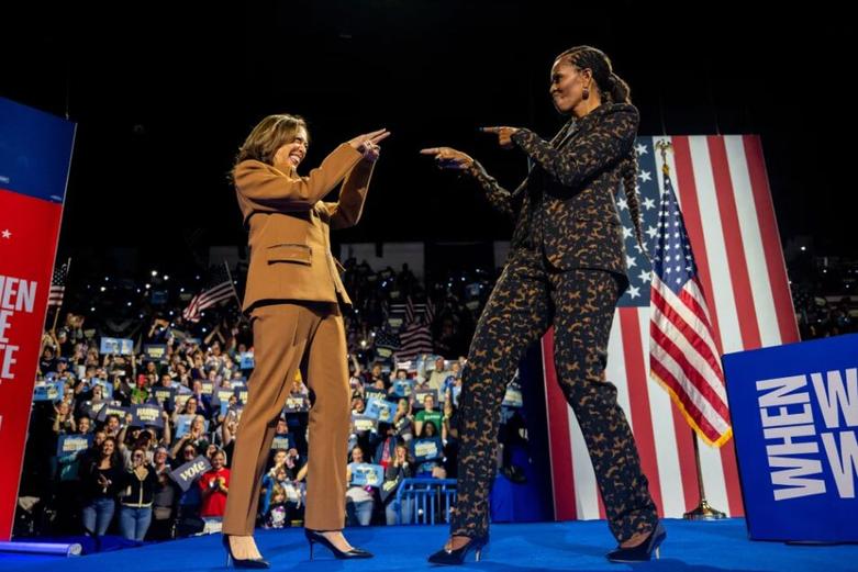 میشل اوباما بانوی اول اسبق آمریکا در گردهمایی انتخاباتی کامالا هریس