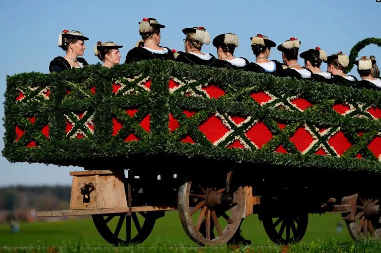 زنان با لباس های سنتی در جشنواره ای سنتی