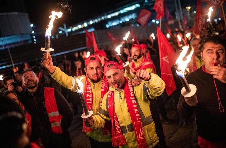 تظاهرات و اعتصاب کارکنان شرکت " پورشه" 