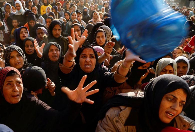 صف مقابل یک نانوایی در جنوب نوار غزه