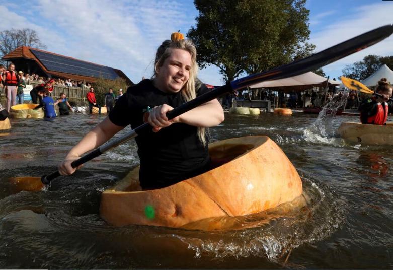 مسابقات سالانه قایقرانی داخل کدو تنبل 