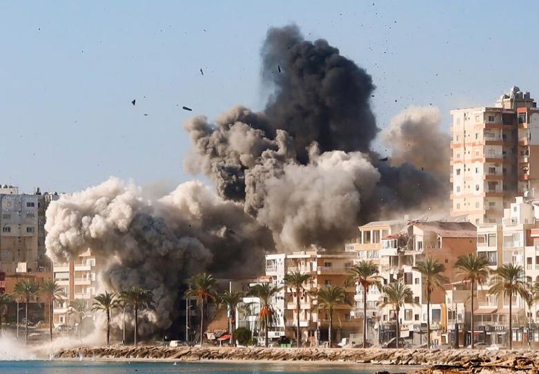 بمباران شهر بندری "طیره" در جنوب لبنان 