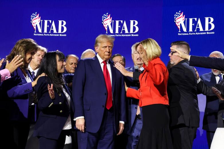 مراسم دعا برای پیروزی ترامپ در انتخابات