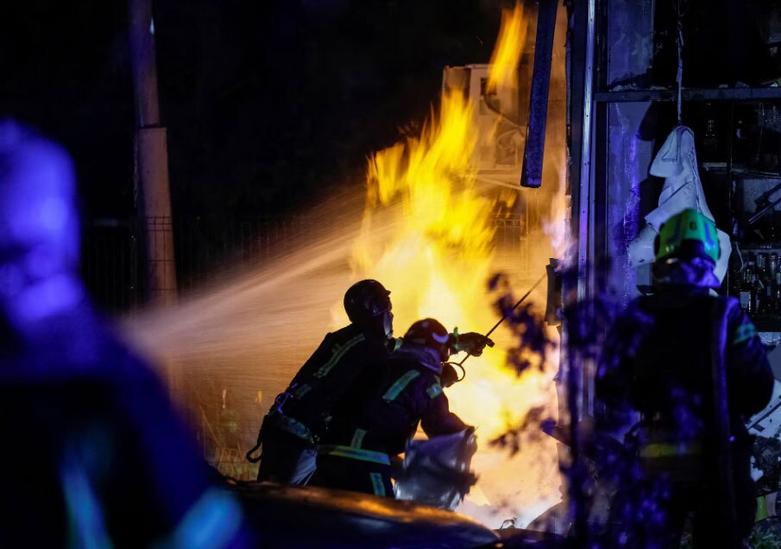 تلاش برای خاموش کردن آتش ناشی از حمله پهپادی روسیه