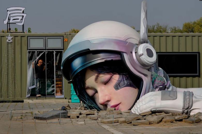 مجسمه هنری که یک فضانورد چینی 