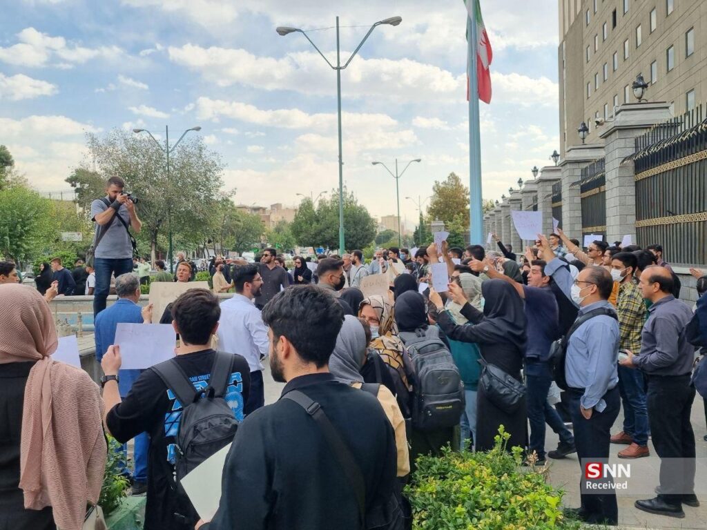 تجمع دانشجویان معترض مقابل مجلس شورای اسلامی