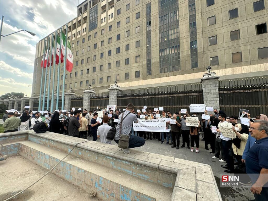 تجمع دانشجویان معترض مقابل مجلس شورای اسلامی