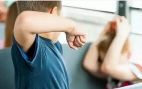 راهکار برخورد با کودکی که دست بزن دارد