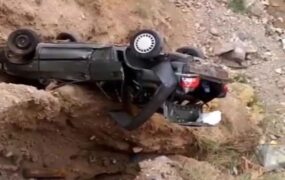 سقوط پراید به داخل رودخانه