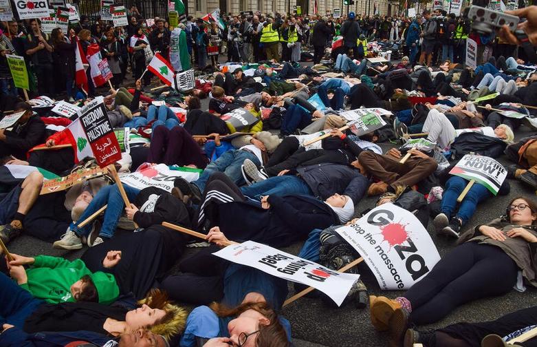 تظاهرات در مقابل سفارت آمریکا در لندن