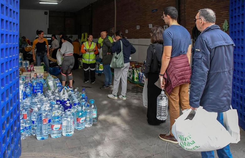 مرکز جمع آوری کمک های مردمی به سیلزدگان اسپانیا