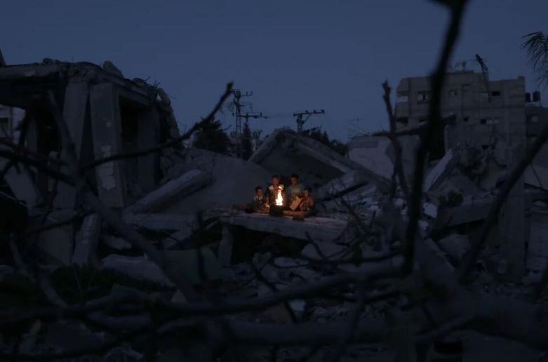 اینجا چراغی روشن است