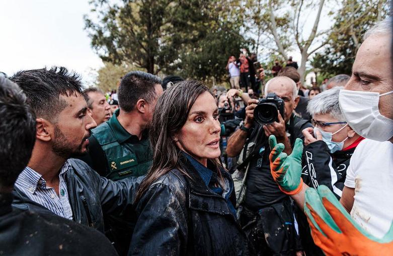 گِل مالی شدن ملکه اسپانیا