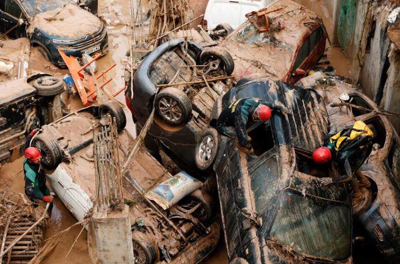 خودروهای تلمبار شده روی هم در اثر سیل