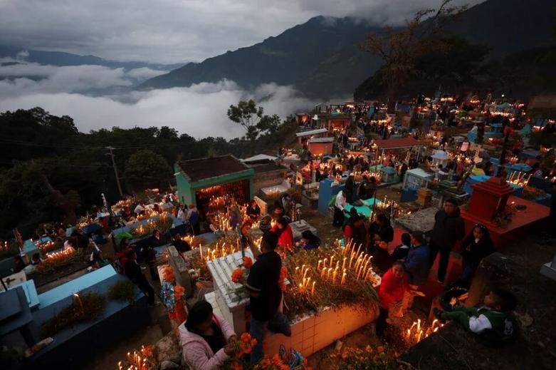 شلوغی قبرستان ها در روز اموات