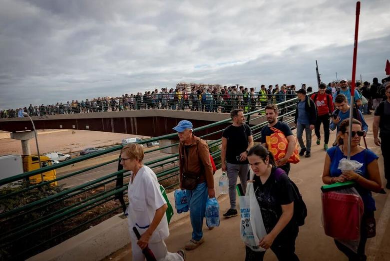 رسیدن صدها داوطلب مردمی برای تمیز کردن آثار و بقایای سیل 