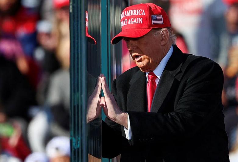 ترامپ در حال تست کردن شیشه محافظ خود پیش از سخنرانی