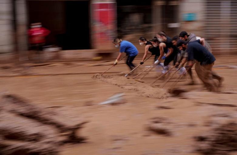 تمیز کردن آثار سیل از شهر والنسیا اسپانیا