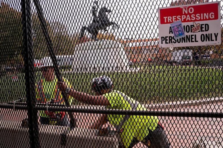 درست کردن موانع در اطراف کاخ سفید