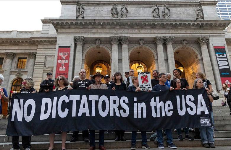 تجمع گروهی از مخالفان ترامپ 