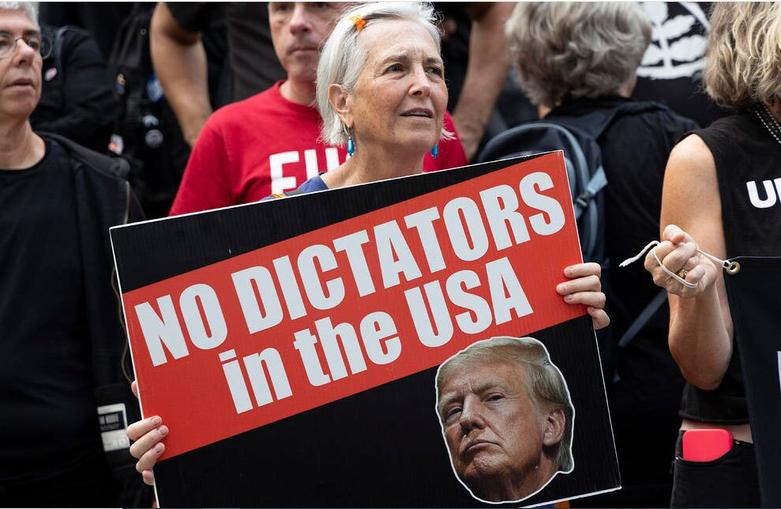 تجمع گروهی از مخالفان ترامپ 