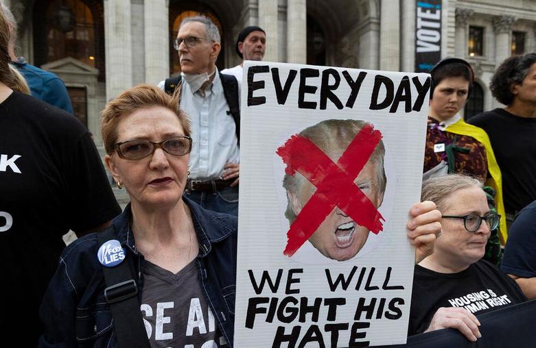 تجمع گروهی از مخالفان ترامپ 