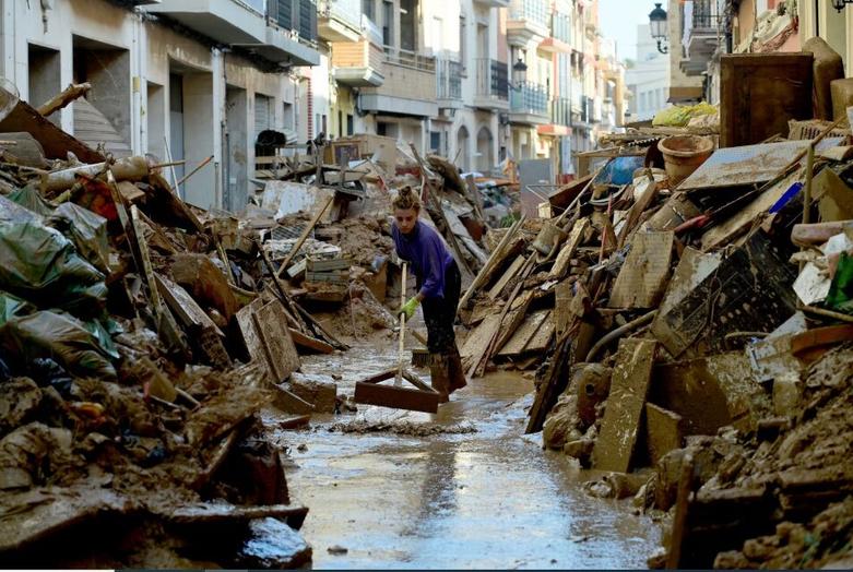 جمع آوری آثار بر جای مانده از سیل  اسپانیا