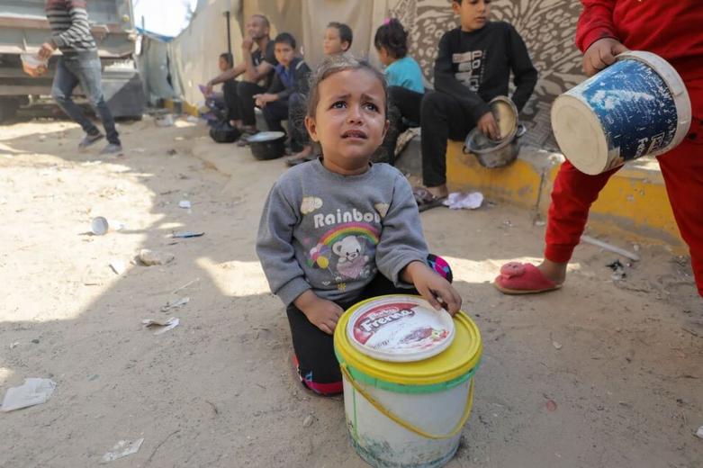 انتظار کودکان فلسطینی در مرکز توزیع غذا