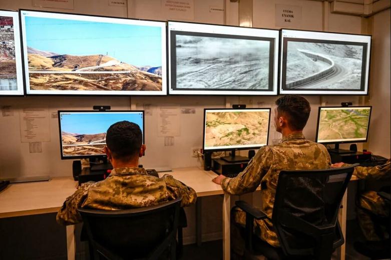 صفحه های نمایشگر نظارت بر مرز با ایران در استان وان