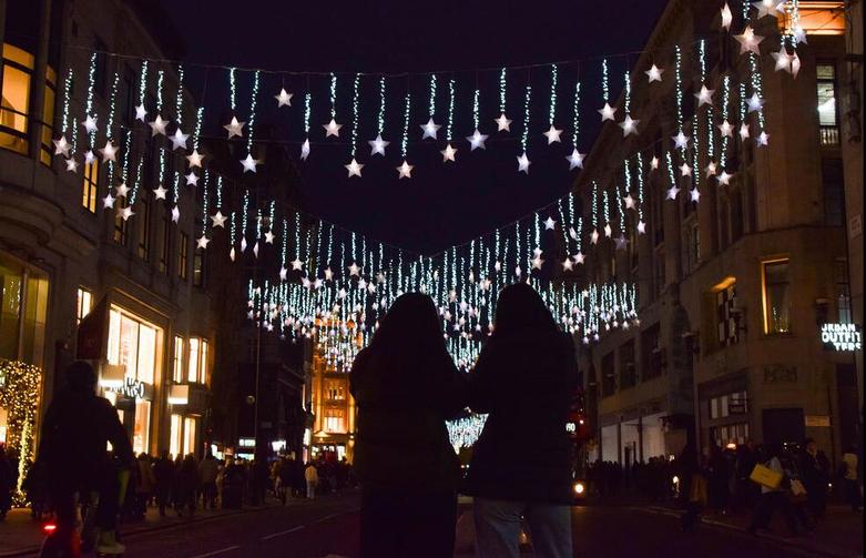 دیدنی های امروز؛ از تنش سیاسی- فوتبالی در هلند تا استقبال از پادشاه اردن در انگلیس تزئینات خیابان آکسفورد لندن