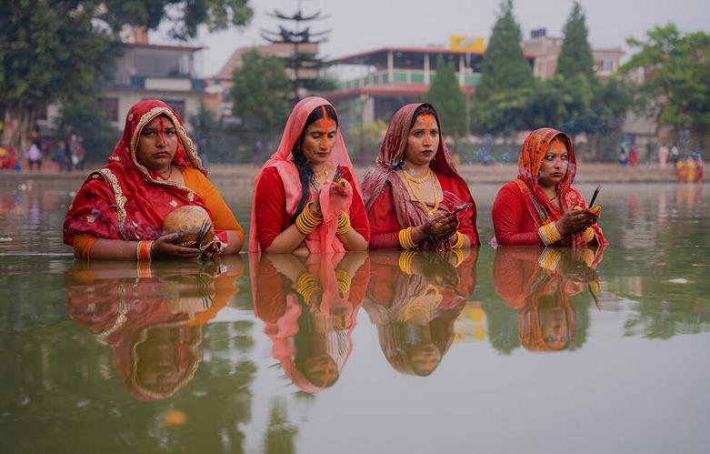 دیدنی های امروز؛ از تنش سیاسی- فوتبالی در هلند تا استقبال از پادشاه اردن در انگلیس جشنواره آیینی "چات"